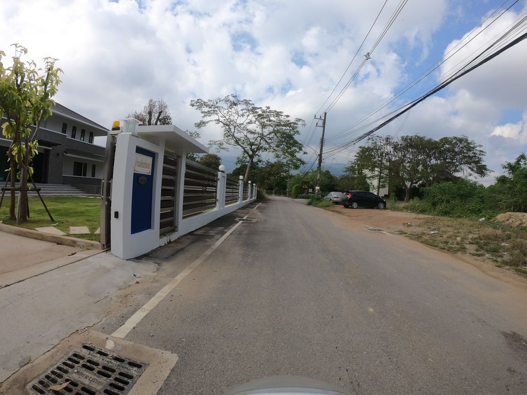 ภาพถนนตรงที่ ต้องลองหมููกระทะ ตั้งอยู่ ถ่ายโดย chanuwath_grab พ.ศ. 2562 (2019) · A street-level view of where ต้องลองหมููกระทะ · Tonglong Mu Kratha stands, by chanuwath_grab in 2562 (2019)