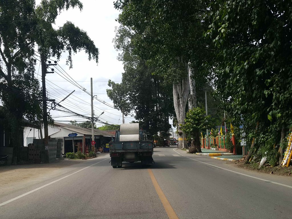 ภาพถนนตรงที่ ร้านใบอ่อนปลาเผา ตั้งอยู่ ถ่ายโดย jrcarlsen พ.ศ. 2558 (2015) · A street-level view of where ร้านใบอ่อนปลาเผา · Ran Bai On Plaphao stands, by jrcarlsen in 2558 (2015)