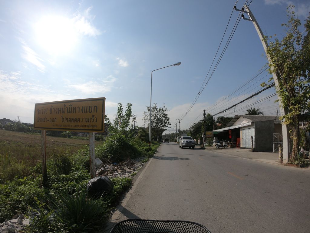 ภาพถนนตรงที่ แคบหมูบ้านปินอินเชียงใหม่ ตั้งอยู่ ถ่ายโดย chanuwath_grab พ.ศ. 2562 (2019) · A street-level view of where แคบหมูบ้านปินอินเชียงใหม่ · Khaepmu Ban Pin Inchiangmai stands, by chanuwath_grab in 2562 (2019)