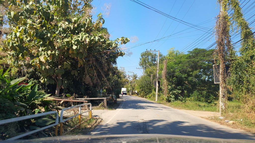 ภาพถนนตรงที่ แลงเมา เหล้าตอง ตั้งอยู่ ถ่ายโดย jrcarlsen พ.ศ. 2565 (2022) · A street-level view of where แลงเมา เหล้าตอง · Laengmao Laotong stands, by jrcarlsen in 2565 (2022)