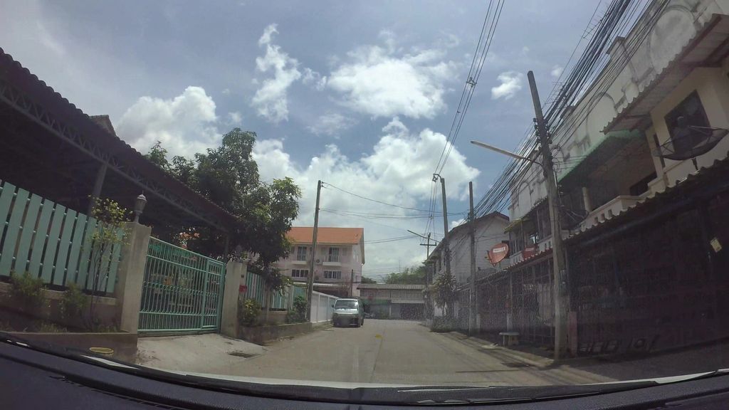 ภาพถนนตรงที่ Day Off House เชียงใหม่ ตั้งอยู่ ถ่ายโดย kaart_3 พ.ศ. 2562 (2019) · A street-level view of where Day Off House เชียงใหม่ stands, by kaart_3 in 2562 (2019)