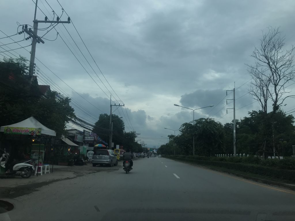 ภาพถนนตรงที่ เบดดิ้งชี้พ ตั้งอยู่ ถ่ายโดย prasert พ.ศ. 2561 (2018) · A street-level view of where เบดดิ้งชี้พ · Betdingchip stands, by prasert in 2561 (2018)