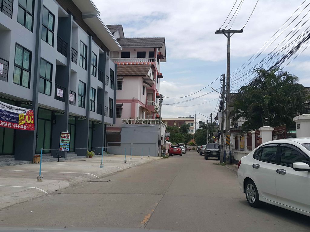 ภาพถนนตรงที่ PaperplaneHaiya ตั้งอยู่ ถ่ายโดย jrcarlsen พ.ศ. 2558 (2015) · A street-level view of where PaperplaneHaiya stands, by jrcarlsen in 2558 (2015)