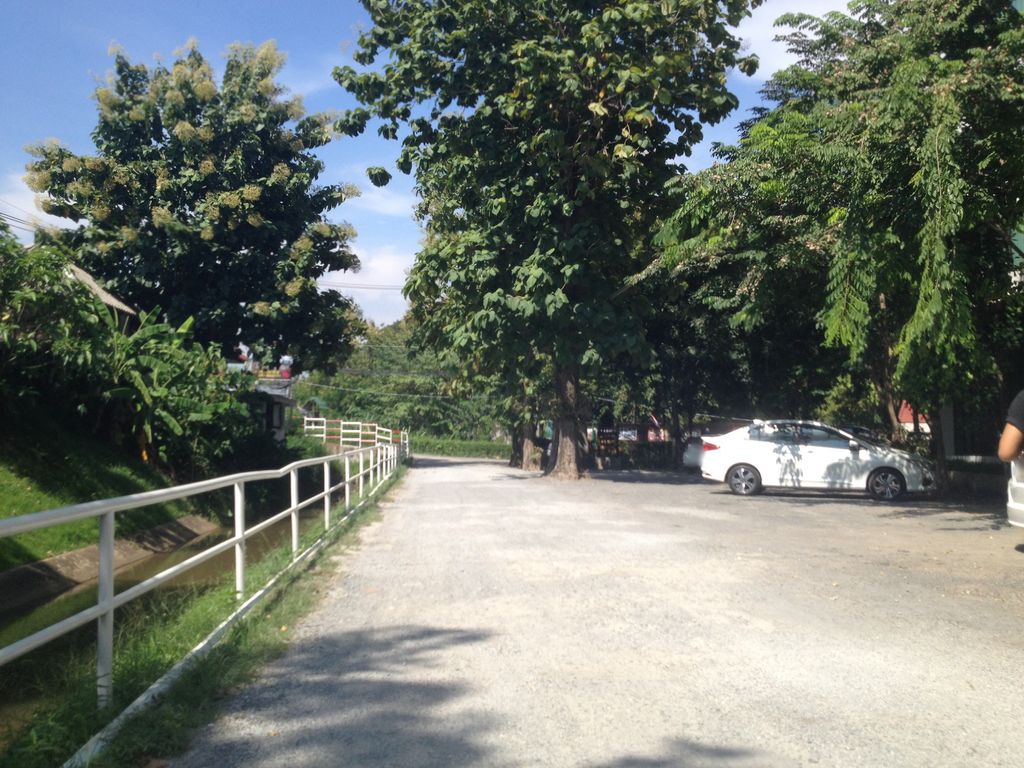 ภาพถนนตรงที่ หลงโก๋ ตั้งอยู่ ถ่ายโดย jimwatana พ.ศ. 2558 (2015) · A street-level view of where หลงโก๋ · Longko stands, by jimwatana in 2558 (2015)