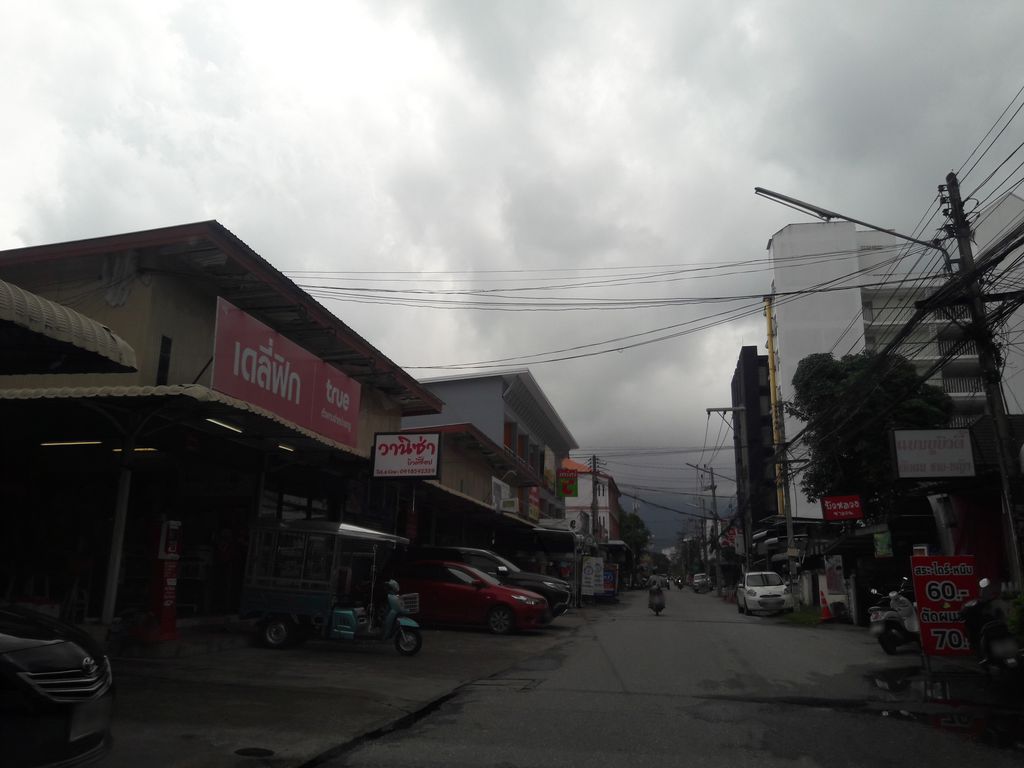 ภาพถนนตรงที่ Homfung Shabu หอมฟุ้งชาบู ตั้งอยู่ ถ่ายโดย superbate พ.ศ. 2561 (2018) · A street-level view of where Homfung Shabu หอมฟุ้งชาบู stands, by superbate in 2561 (2018)