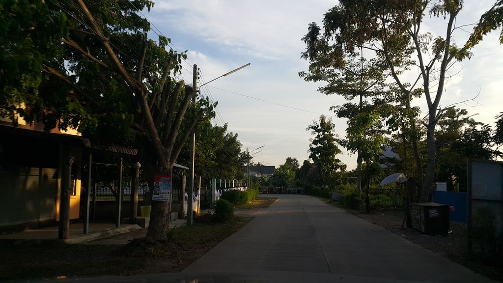 ภาพถนนตรงที่ TStudio Architect and Engineer ตั้งอยู่ ถ่ายโดย jrcarlsen พ.ศ. 2559 (2016) · A street-level view of where TStudio Architect and Engineer stands, by jrcarlsen in 2559 (2016)