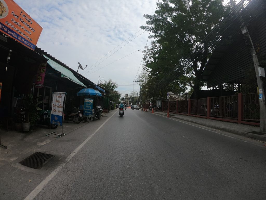 ภาพถนนตรงที่ IN&F Coffee Beans ตั้งอยู่ ถ่ายโดย chanuwath_grab พ.ศ. 2562 (2019) · A street-level view of where IN&F Coffee Beans stands, by chanuwath_grab in 2562 (2019)