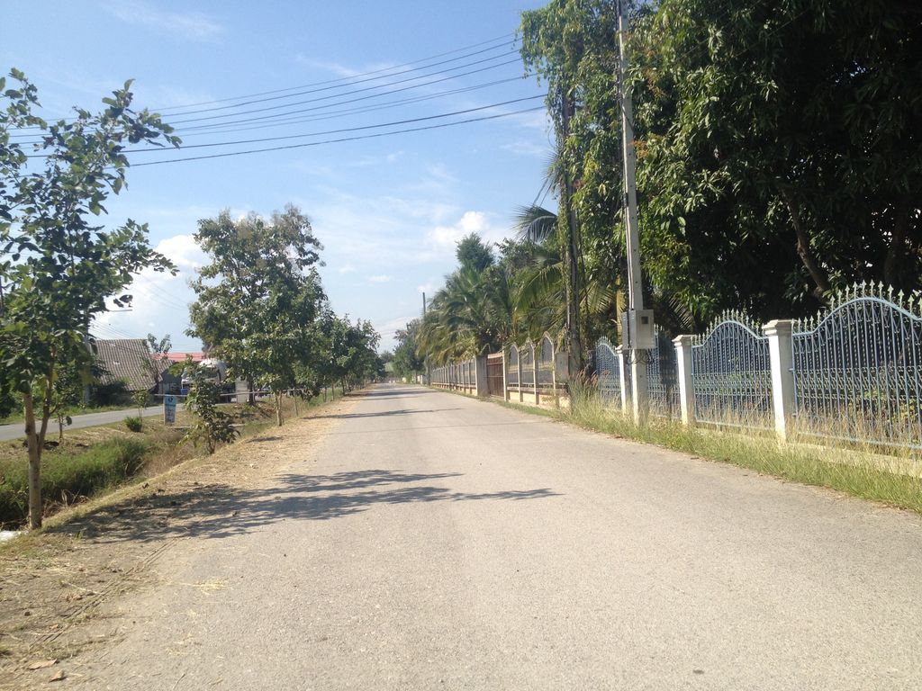 ภาพถนนตรงที่ Sangthong Farm ตั้งอยู่ ถ่ายโดย jimwatana พ.ศ. 2558 (2015) · A street-level view of where Sangthong Farm stands, by jimwatana in 2558 (2015)