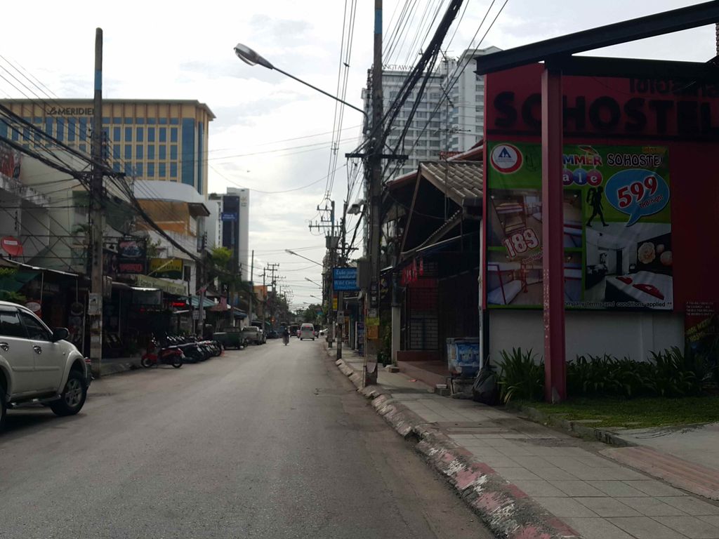 ภาพถนนตรงที่ Heuan Janto ตั้งอยู่ ถ่ายโดย jrcarlsen พ.ศ. 2558 (2015) · A street-level view of where Heuan Janto stands, by jrcarlsen in 2558 (2015)