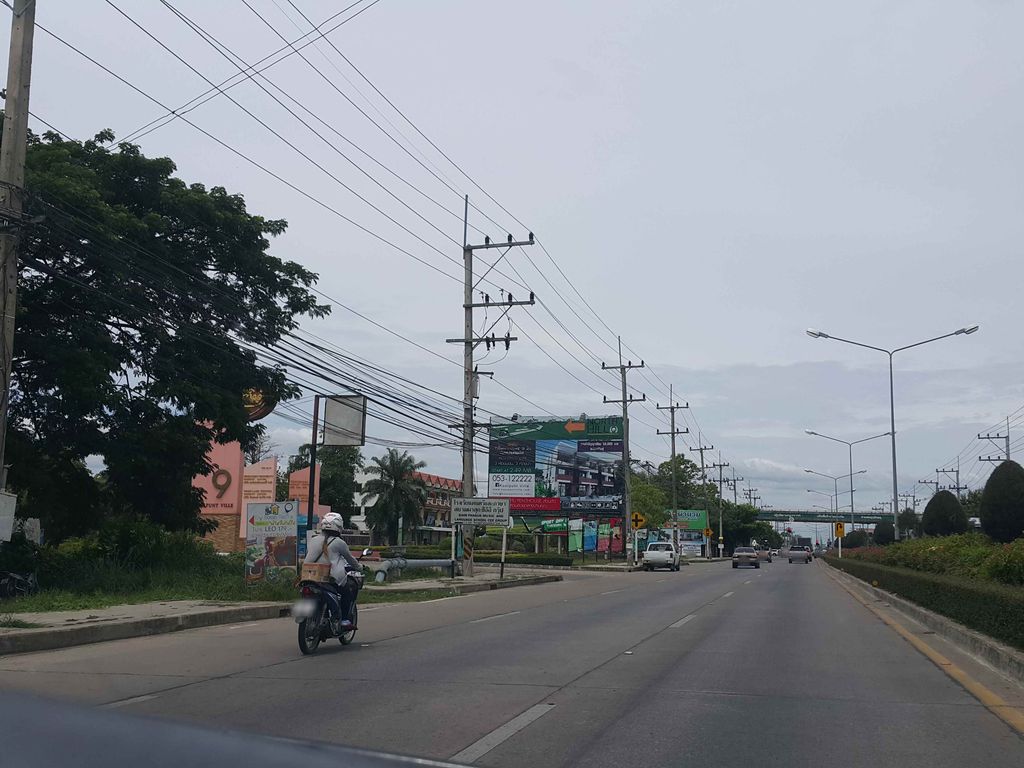 ภาพถนนตรงที่ Bottoms up Chiang Mai - บอททอมส์ อัพ เชียงใหม่ ตั้งอยู่ ถ่ายโดย jrcarlsen พ.ศ. 2558 (2015) · A street-level view of where Bottoms up Chiang Mai - บอททอมส์ อัพ เชียงใหม่ stands, by jrcarlsen in 2558 (2015)