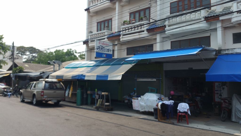 ภาพถนนตรงที่ U Charm Studio ตั้งอยู่ ถ่ายโดย jrcarlsen พ.ศ. 2560 (2017) · A street-level view of where U Charm Studio stands, by jrcarlsen in 2560 (2017)