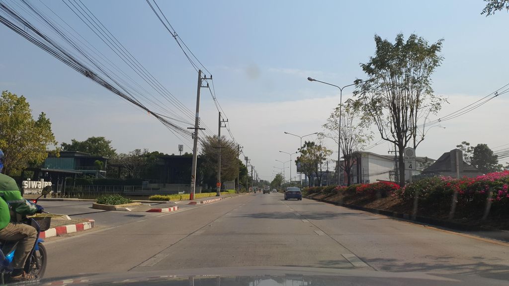 ภาพถนนตรงที่ จุ่มสองน้ำ Joom Song Nam ตั้งอยู่ ถ่ายโดย jrcarlsen พ.ศ. 2565 (2022) · A street-level view of where จุ่มสองน้ำ Joom Song Nam stands, by jrcarlsen in 2565 (2022)