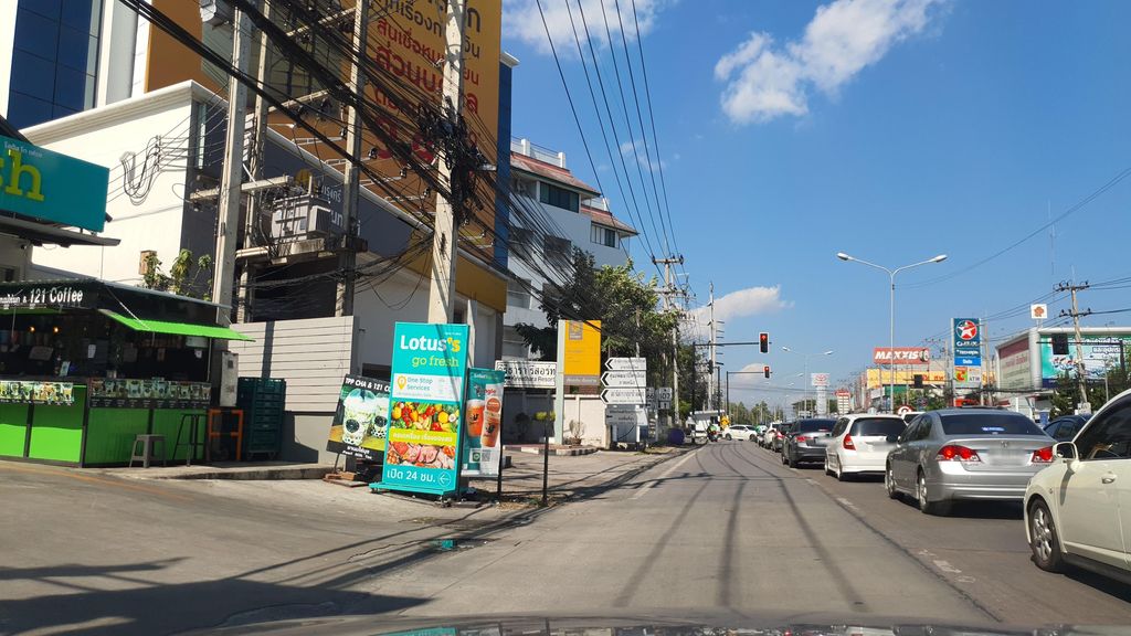 ภาพถนนตรงที่ โลตัสข่วงสิงห์ สาขาตลาดบริบูรณ์ ตั้งอยู่ ถ่ายโดย jrcarlsen พ.ศ. 2565 (2022) · A street-level view of where โลตัสข่วงสิงห์ สาขาตลาดบริบูรณ์ · Lotus Khwongsing Sakha Talat Bribun stands, by jrcarlsen in 2565 (2022)