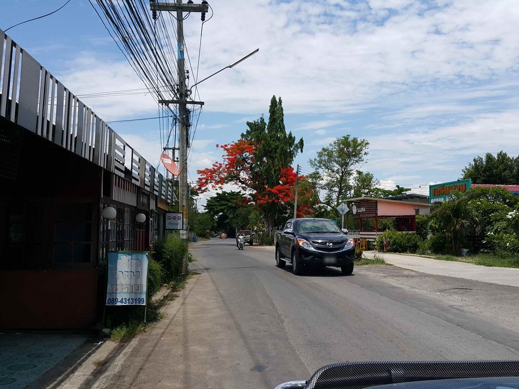 ภาพถนนตรงที่ 4289 Beauty and salon ตั้งอยู่ ถ่ายโดย jrcarlsen พ.ศ. 2558 (2015) · A street-level view of where 4289 Beauty and salon stands, by jrcarlsen in 2558 (2015)
