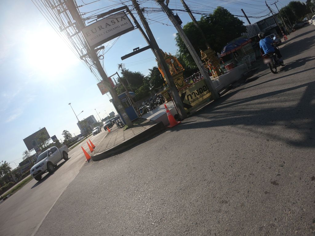 ภาพถนนตรงที่ กาแฟ พาคามาร่า ตั้งอยู่ ถ่ายโดย chanuwath_grab พ.ศ. 2562 (2019) · A street-level view of where กาแฟ พาคามาร่า · Kafae Phakhamara stands, by chanuwath_grab in 2562 (2019)