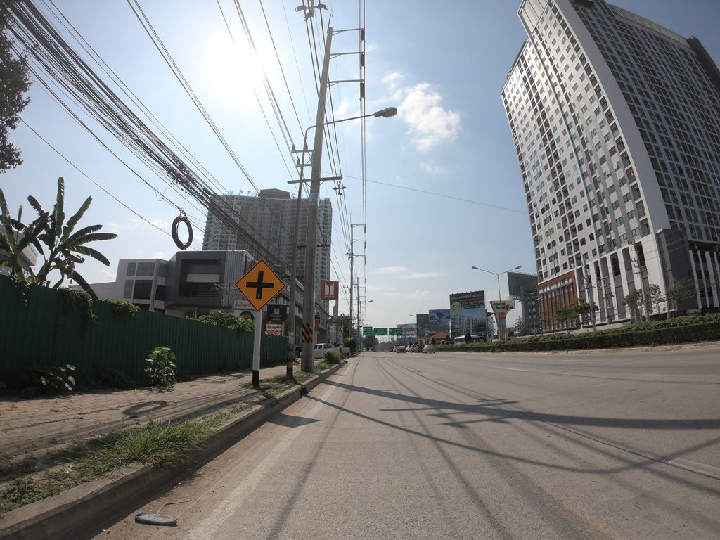 ภาพถนนตรงที่ ข้าวไข่เจียวบุฟเฟ่ต์ เซ็นเฟส ตั้งอยู่ ถ่ายโดย chanuwath_grab พ.ศ. 2562 (2019) · A street-level view of where ข้าวไข่เจียวบุฟเฟ่ต์ เซ็นเฟส · Khaokhaichiao Buffet Senfet stands, by chanuwath_grab in 2562 (2019)
