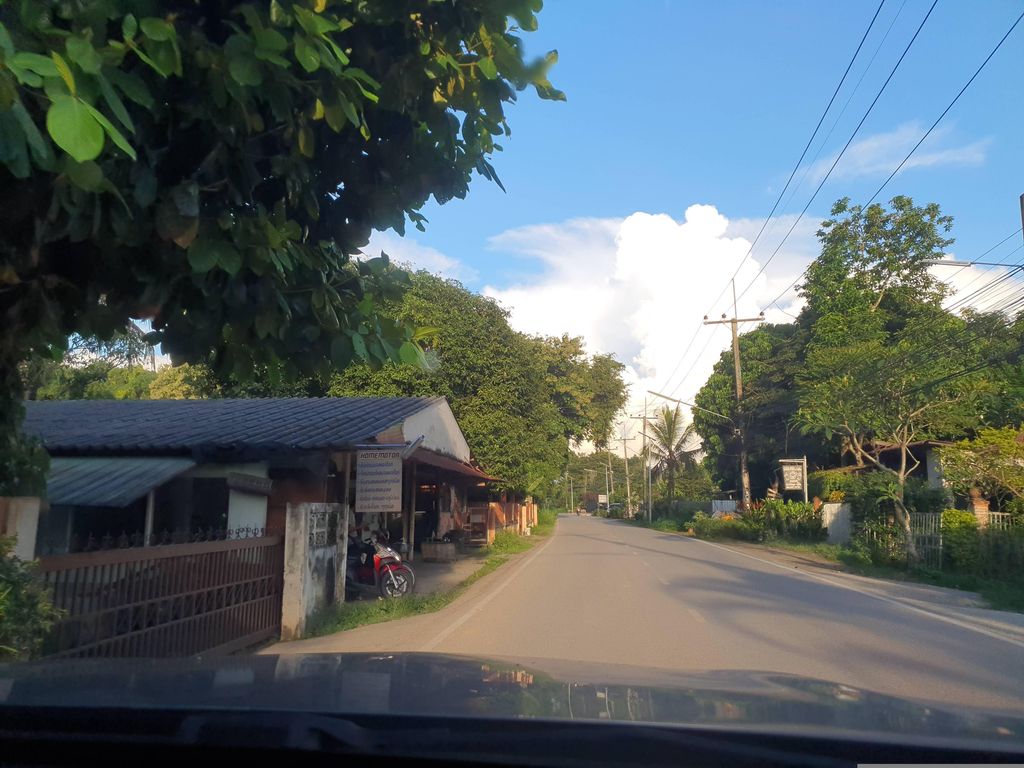 ภาพถนนตรงที่ ครัวร่มโพธิ์ ตั้งอยู่ ถ่ายโดย jrcarlsen พ.ศ. 2566 (2023) · A street-level view of where ครัวร่มโพธิ์ · Khruanmapho stands, by jrcarlsen in 2566 (2023)