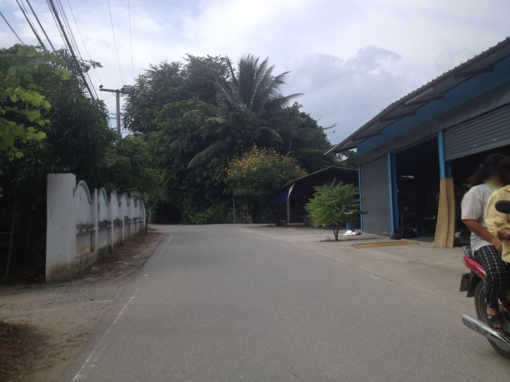 ภาพถนนตรงที่ บ้านขันโตกเชียงใหม่(ที่อยู่สำหรับเข้ามารับของเอง)เป็นโรงงานทำขันโตก และแพ็คของจัดส่งออนไลน์มีบริการปลายทางค่ะ ตั้งอยู่ ถ่ายโดย jimwatana พ.ศ. 2558 (2015) · A street-level view of where บ้านขันโตกเชียงใหม่(ที่อยู่สำหรับเข้ามารับของเอง)เป็นโรงงานทำขันโตก และแพ็คของจัดส่งออนไลน์มีบริการปลายทางค่ะ · Ban Khantok Chiang Mai(thi Yu Samrap Khao Ma Rap Khong Eng)pen Rongngan Tham Khantok Lae Phaek Khong Chat Song Online Mibrikan Plai Thang Kha stands, by jimwatana in 2558 (2015)