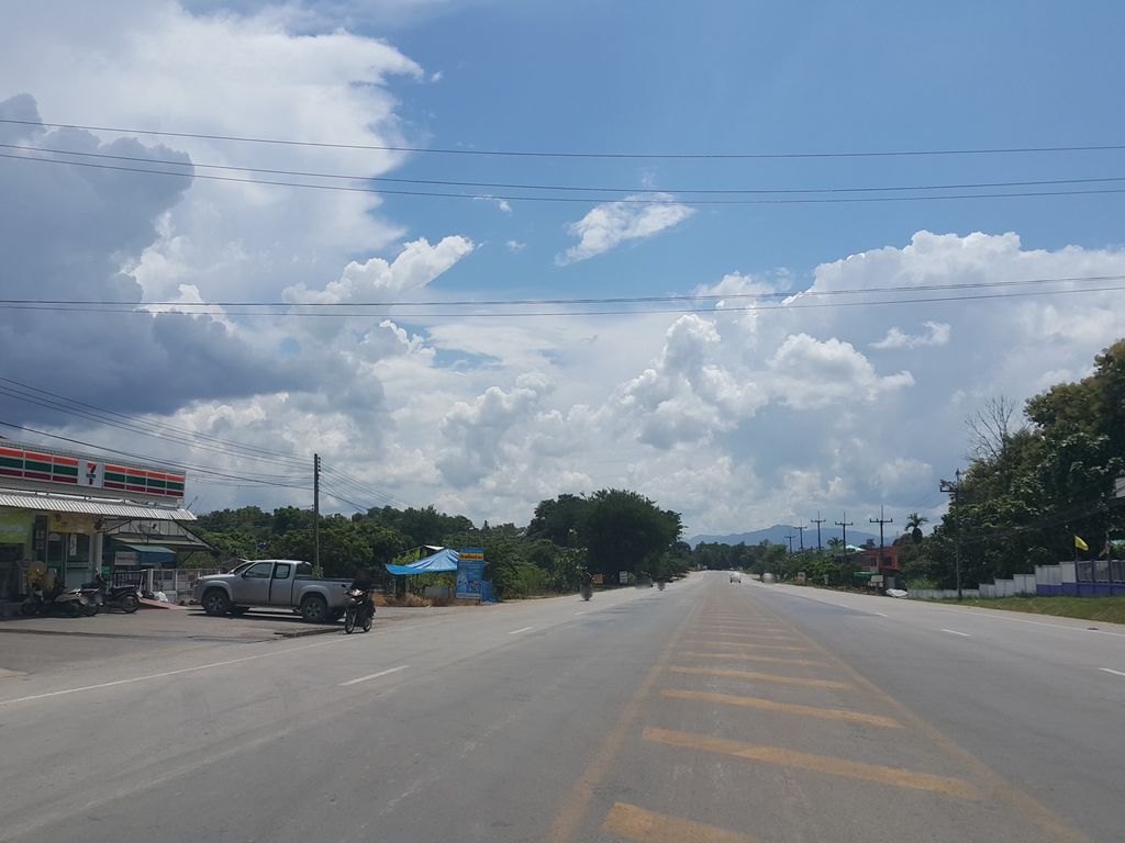 ภาพถนนตรงที่ อันยา ชาบู ตั้งอยู่ ถ่ายโดย jrcarlsen พ.ศ. 2558 (2015) · A street-level view of where อันยา ชาบู · Anya Shabu stands, by jrcarlsen in 2558 (2015)