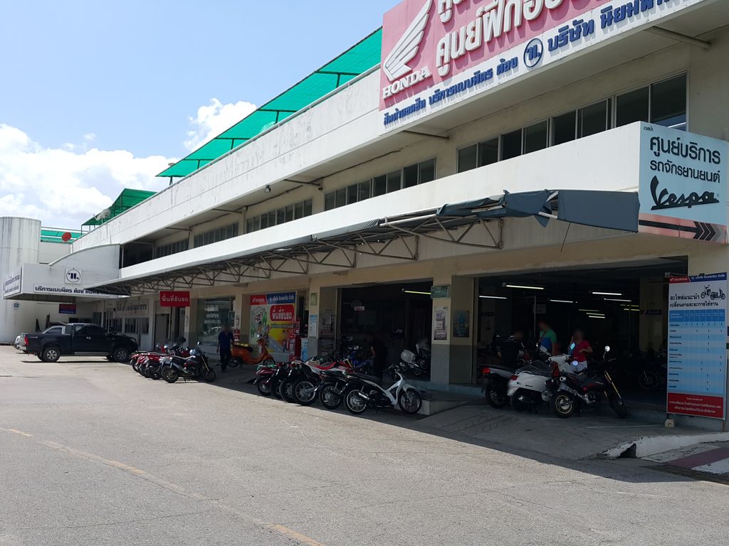 ภาพถนนตรงที่ นิยมพานิชVespa & Honda Chiang Mai ตั้งอยู่ ถ่ายโดย jrcarlsen พ.ศ. 2558 (2015) · A street-level view of where นิยมพานิชVespa & Honda Chiang Mai stands, by jrcarlsen in 2558 (2015)