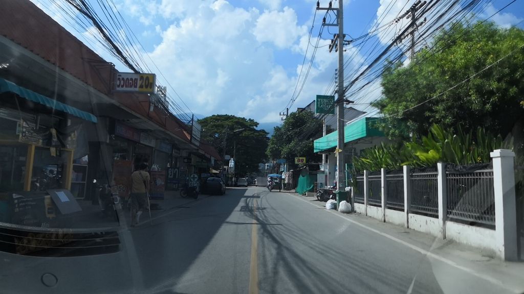 ภาพถนนตรงที่ svbbrewcoffee ตั้งอยู่ ถ่ายโดย charlesano พ.ศ. 2561 (2018) · A street-level view of where svbbrewcoffee stands, by charlesano in 2561 (2018)