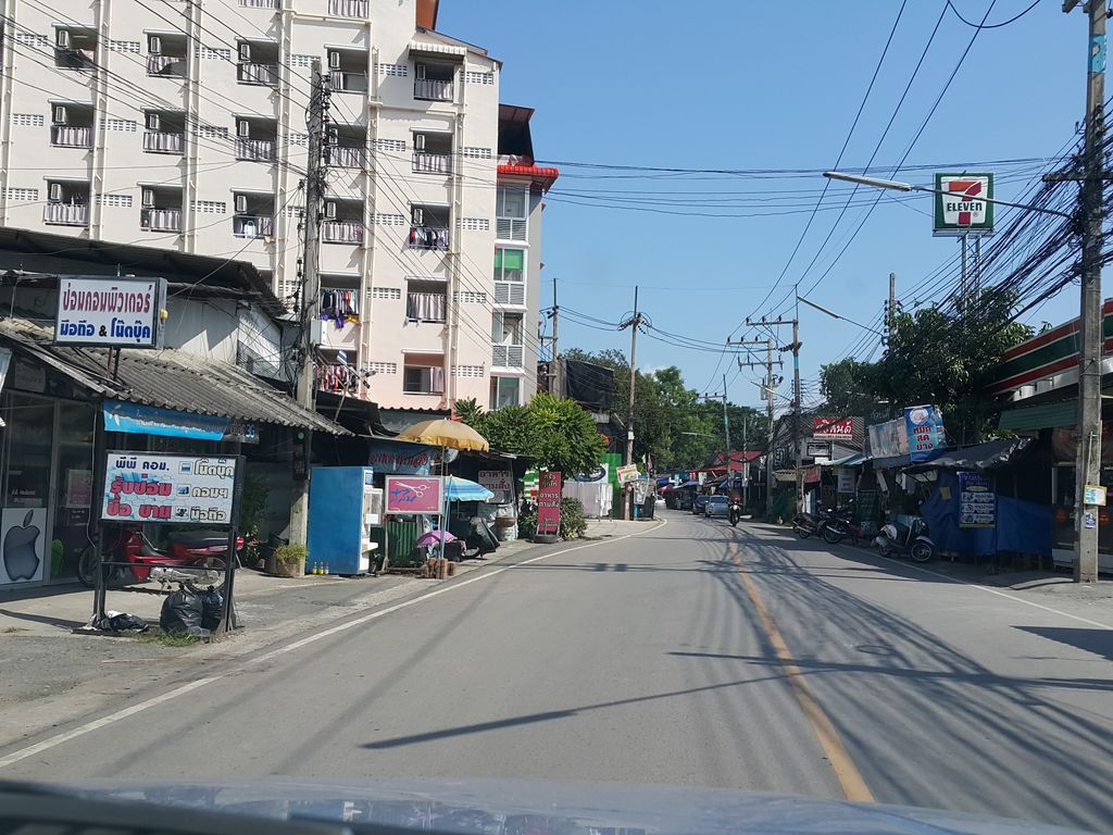 ภาพถนนตรงที่ พี.พี.คอมพิวเตอร์ ตั้งอยู่ ถ่ายโดย jrcarlsen พ.ศ. 2558 (2015) · A street-level view of where พี.พี.คอมพิวเตอร์ · Phi.phi.Computer stands, by jrcarlsen in 2558 (2015)