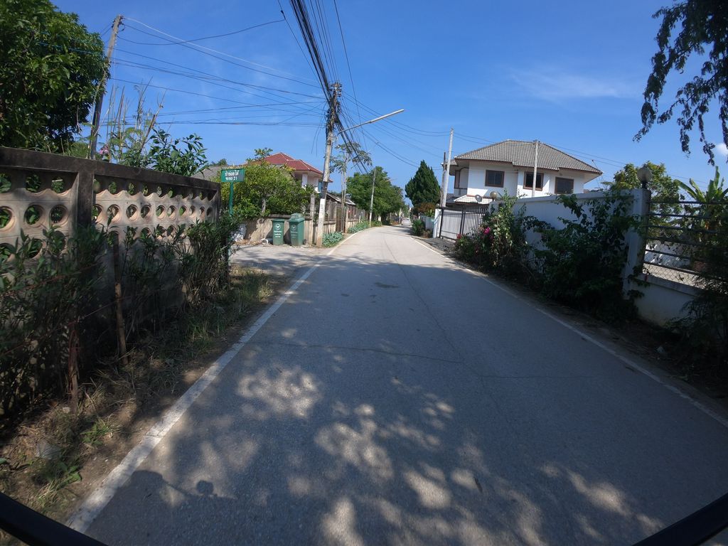 ภาพถนนตรงที่ ฟาร์มนกฟอพัส วรัญญา ตั้งอยู่ ถ่ายโดย chanuwath_grab พ.ศ. 2562 (2019) · A street-level view of where ฟาร์มนกฟอพัส วรัญญา · Famnakafophat Waranya stands, by chanuwath_grab in 2562 (2019)