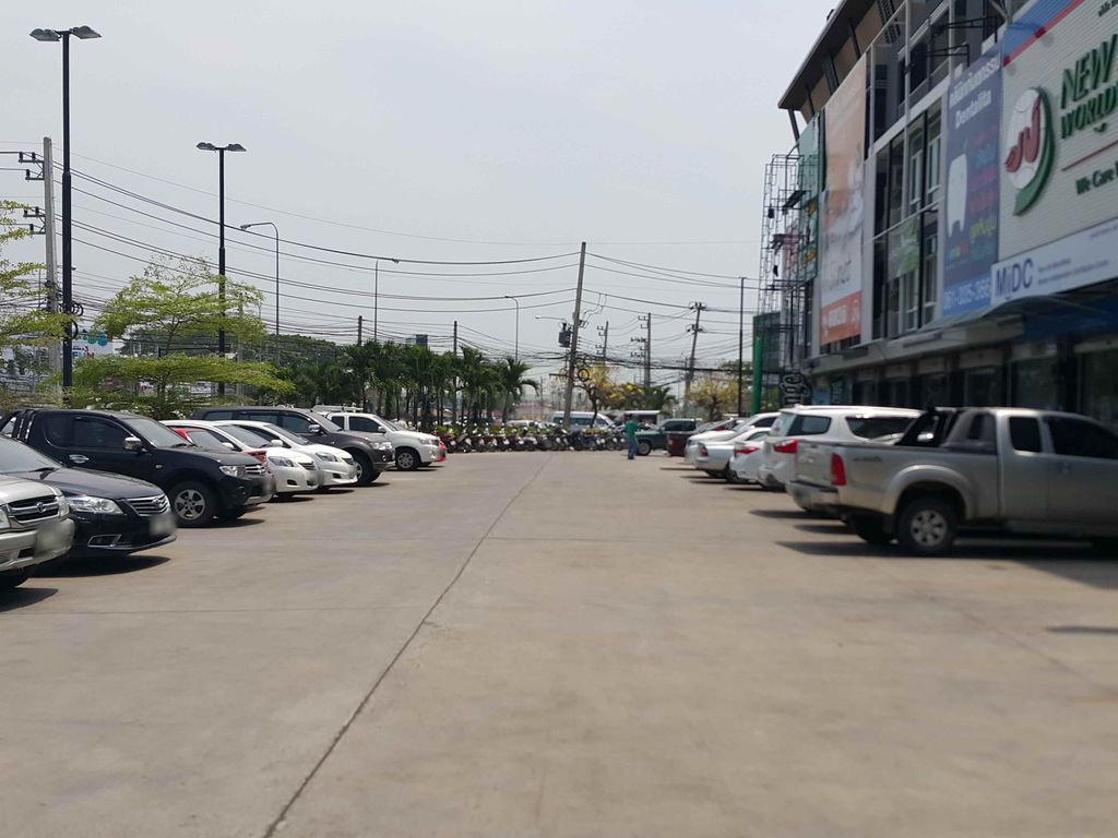 ภาพถนนตรงที่ Roys Service Co.,ltd - Chiangmai ตั้งอยู่ ถ่ายโดย jrcarlsen พ.ศ. 2558 (2015) · A street-level view of where Roys Service Co.,ltd - Chiangmai stands, by jrcarlsen in 2558 (2015)