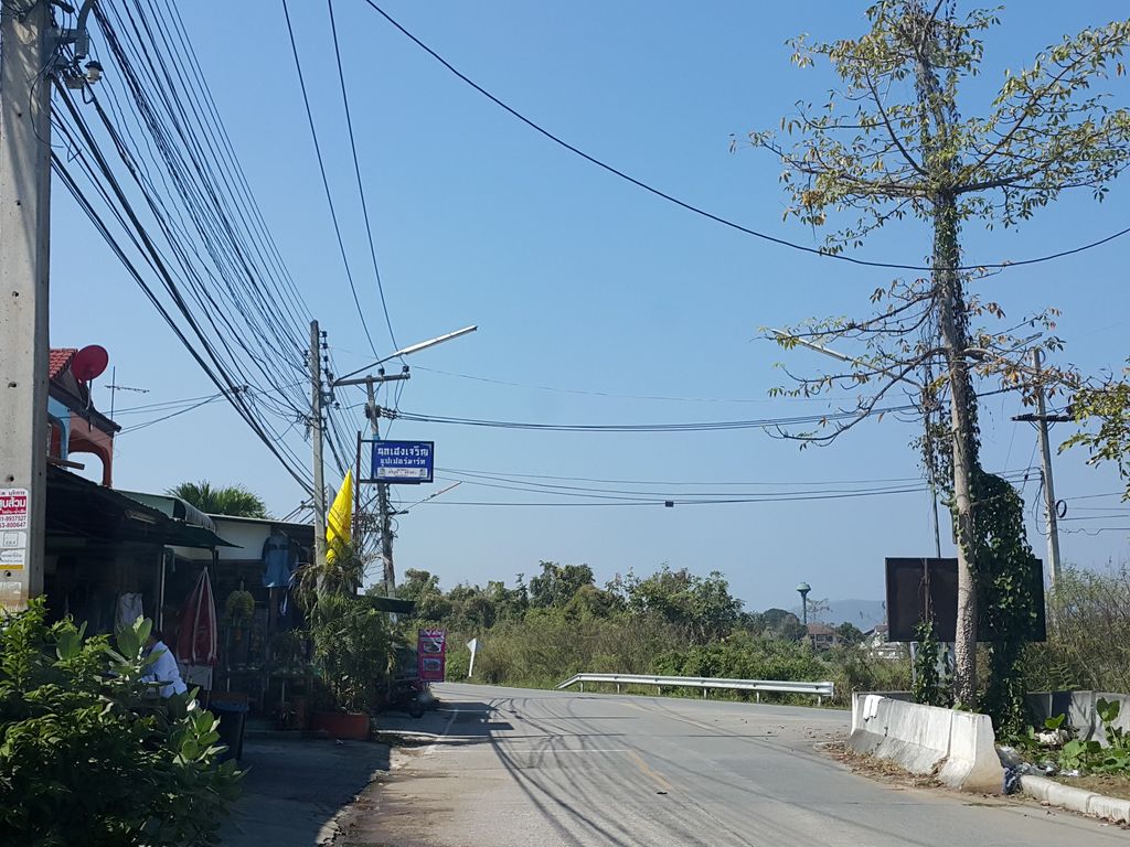 ภาพถนนตรงที่ ร้านมีเส้น มีข้าว ตั้งอยู่ ถ่ายโดย jrcarlsen พ.ศ. 2559 (2016) · A street-level view of where ร้านมีเส้น มีข้าว · Ran Misen Mikhao stands, by jrcarlsen in 2559 (2016)