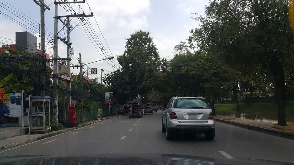 ภาพถนนตรงที่ RICH MBK ตั้งอยู่ ถ่ายโดย jrcarlsen พ.ศ. 2560 (2017) · A street-level view of where RICH MBK stands, by jrcarlsen in 2560 (2017)