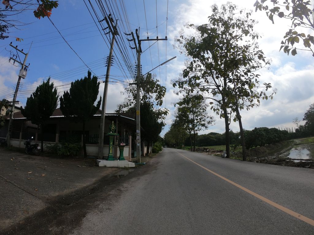 ภาพถนนตรงที่ ข้าวหมูทอดฮิมมอ ตั้งอยู่ ถ่ายโดย chanuwath_grab พ.ศ. 2562 (2019) · A street-level view of where ข้าวหมูทอดฮิมมอ · Khao Mutothimmo stands, by chanuwath_grab in 2562 (2019)