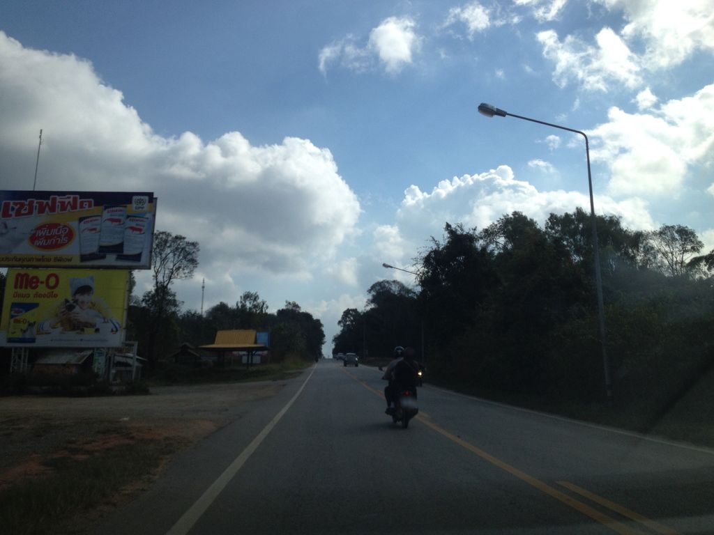 ภาพถนนตรงที่ หจก.ต้นสน เทรดดิ้ง ตั้งอยู่ ถ่ายโดย jimwatana พ.ศ. 2558 (2015) · A street-level view of where หจก.ต้นสน เทรดดิ้ง · .ton Son Trading Partnership stands, by jimwatana in 2558 (2015)
