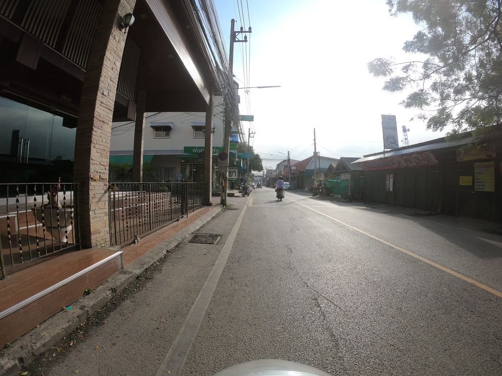ภาพถนนตรงที่ ร้านรุ่งเจริญพาณิชย์ ตั้งอยู่ ถ่ายโดย chanuwath_grab พ.ศ. 2562 (2019) · A street-level view of where ร้านรุ่งเจริญพาณิชย์ · Ran Rung Charoen Phanit stands, by chanuwath_grab in 2562 (2019)