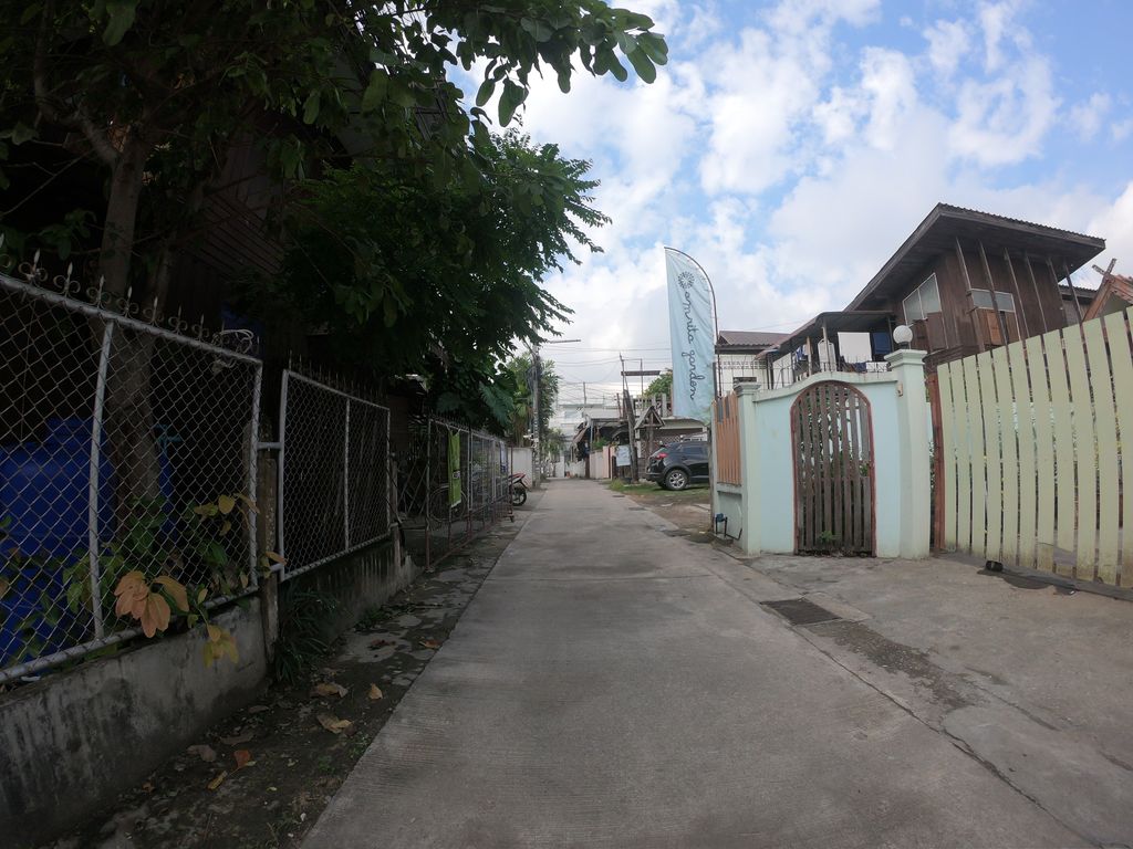 ภาพถนนตรงที่ Drinksmith & Co. ตั้งอยู่ ถ่ายโดย chanuwath_grab พ.ศ. 2562 (2019) · A street-level view of where Drinksmith & Co. stands, by chanuwath_grab in 2562 (2019)