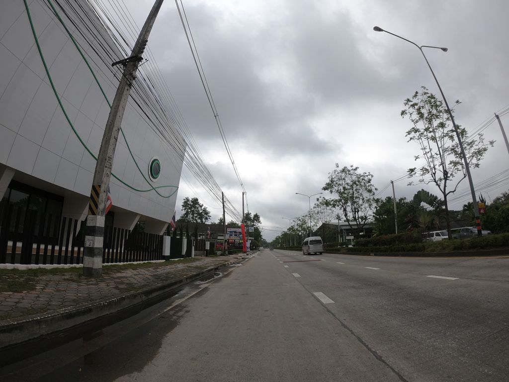 ภาพถนนตรงที่ SE Chiangmai Organic Food ตั้งอยู่ ถ่ายโดย chanuwath_grab พ.ศ. 2562 (2019) · A street-level view of where SE Chiangmai Organic Food stands, by chanuwath_grab in 2562 (2019)
