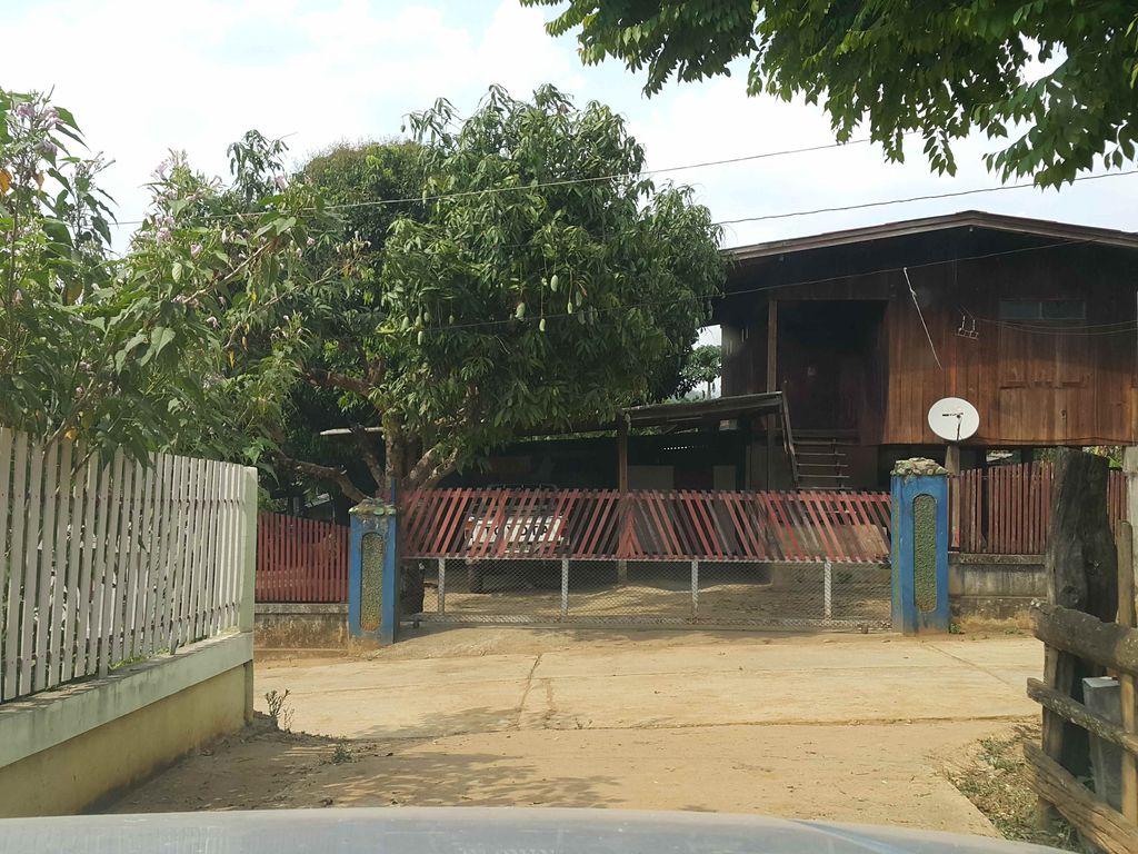 ภาพถนนตรงที่ Bb โฮมส์เทสเมืองคอง ไร่ส้ม Bb ตั้งอยู่ ถ่ายโดย jrcarlsen พ.ศ. 2558 (2015) · A street-level view of where Bb โฮมส์เทสเมืองคอง ไร่ส้ม Bb · Bb Hom Thet Mueangkhong Raisom Bb stands, by jrcarlsen in 2558 (2015)