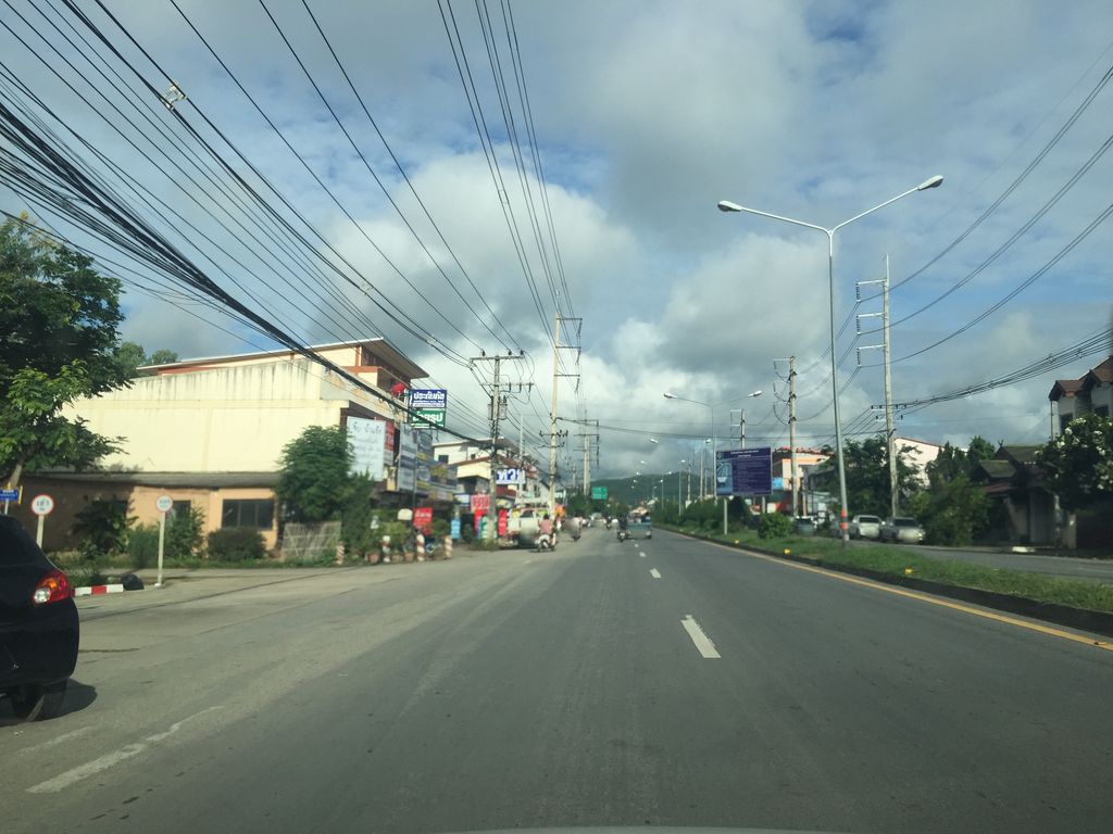 ภาพถนนตรงที่ กะเพราคนยัก แยกสะเมิง ตั้งอยู่ ถ่ายโดย kyoko พ.ศ. 2561 (2018) · A street-level view of where กะเพราคนยัก แยกสะเมิง · Kaphraokhonyak Yaeksamoeng stands, by kyoko in 2561 (2018)