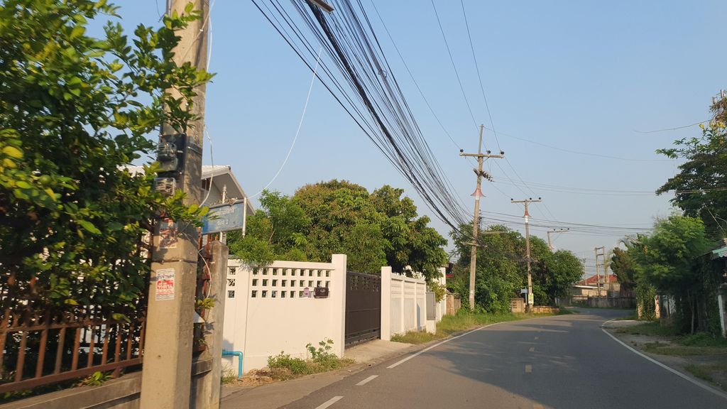 ภาพถนนตรงที่ ครัวบางครั้ง ตั้งอยู่ ถ่ายโดย jrcarlsen พ.ศ. 2565 (2022) · A street-level view of where ครัวบางครั้ง · Khruabangkhrang stands, by jrcarlsen in 2565 (2022)