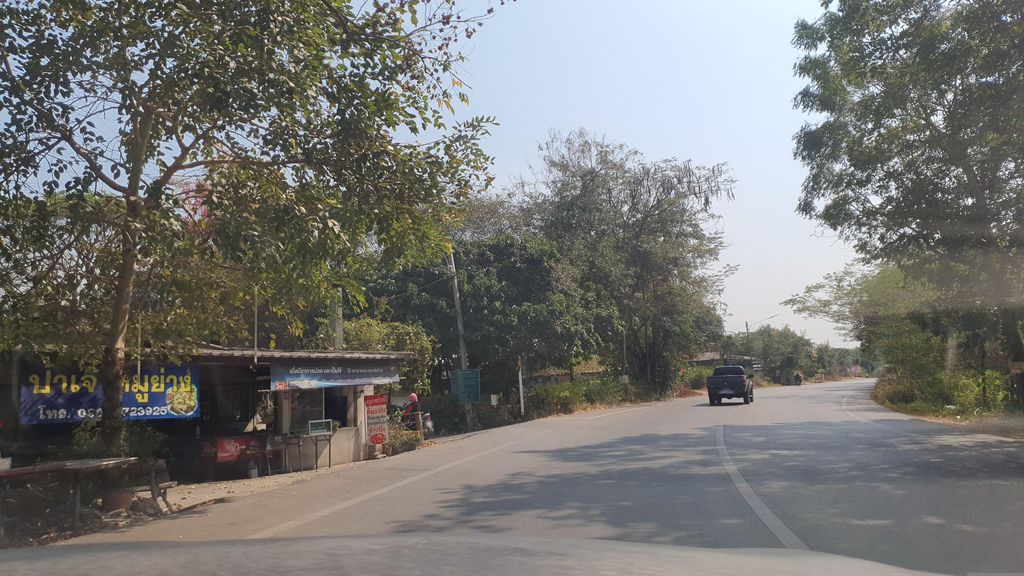 ภาพถนนตรงที่ ครัวหลังวัง ตั้งอยู่ ถ่ายโดย jrcarlsen พ.ศ. 2566 (2023) · A street-level view of where ครัวหลังวัง · Khrualangwang stands, by jrcarlsen in 2566 (2023)