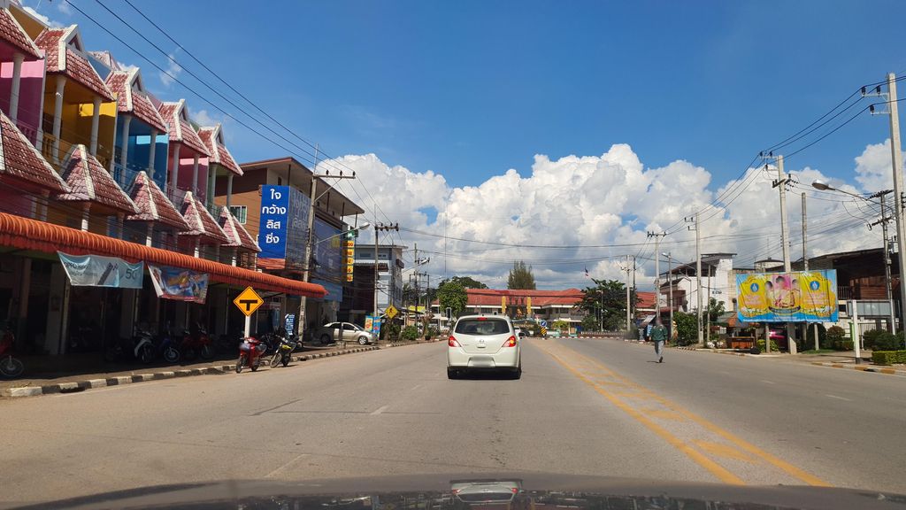 ภาพถนนตรงที่ ซีเชนล้อซิ่ง ตั้งอยู่ ถ่ายโดย jrcarlsen พ.ศ. 2564 (2021) · A street-level view of where ซีเชนล้อซิ่ง · C Chen Lo Sing stands, by jrcarlsen in 2564 (2021)