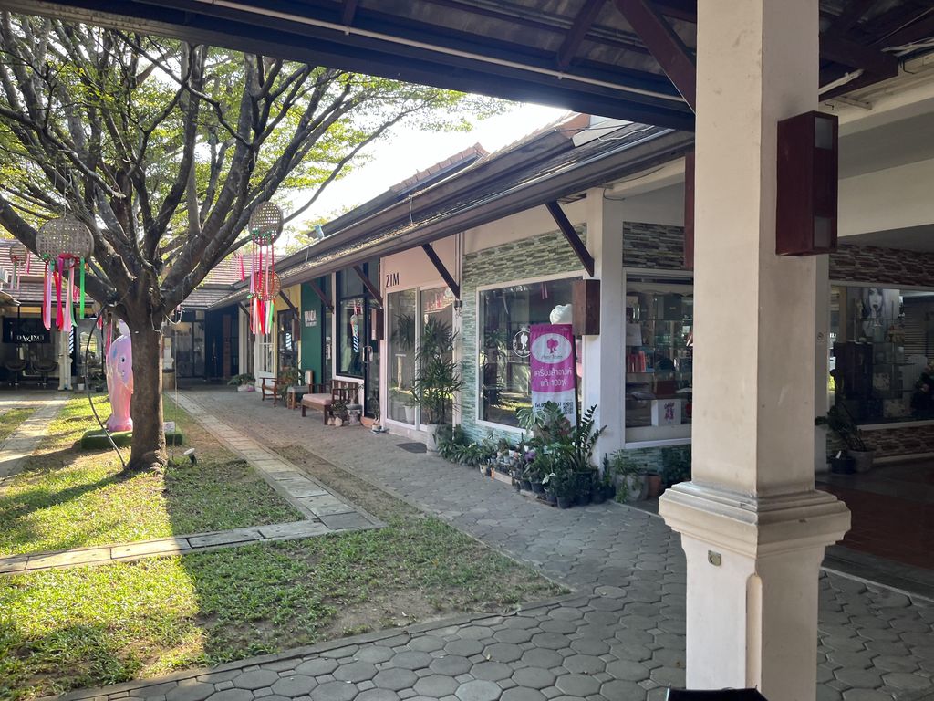 ภาพถนนตรงที่ Sis eyelashes and beauty ตั้งอยู่ ถ่ายโดย rikoioii พ.ศ. 2566 (2023) · A street-level view of where Sis eyelashes and beauty stands, by rikoioii in 2566 (2023)