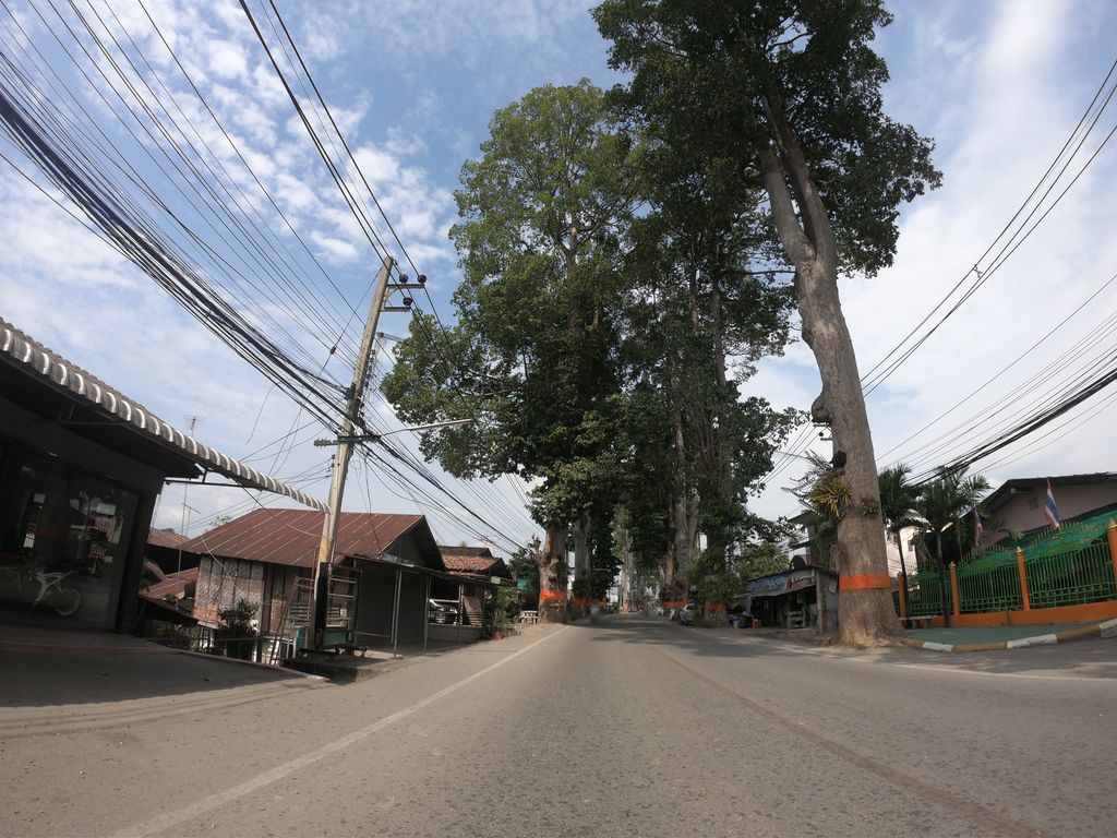 ภาพถนนตรงที่ Redline Shop ตั้งอยู่ ถ่ายโดย chanuwath_grab พ.ศ. 2562 (2019) · A street-level view of where Redline Shop stands, by chanuwath_grab in 2562 (2019)