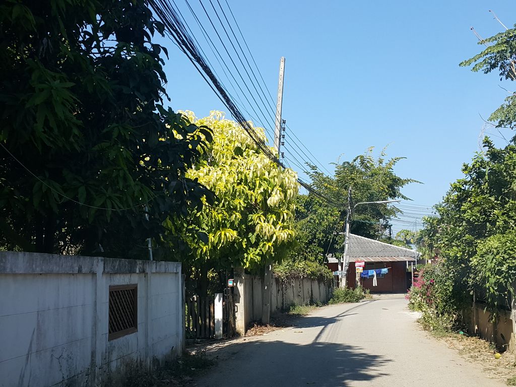 ภาพถนนตรงที่ สำนักงานบัญชีพรลภัส ตั้งอยู่ ถ่ายโดย jrcarlsen พ.ศ. 2558 (2015) · A street-level view of where สำนักงานบัญชีพรลภัส · Samnakngan Banchi Phronphat stands, by jrcarlsen in 2558 (2015)