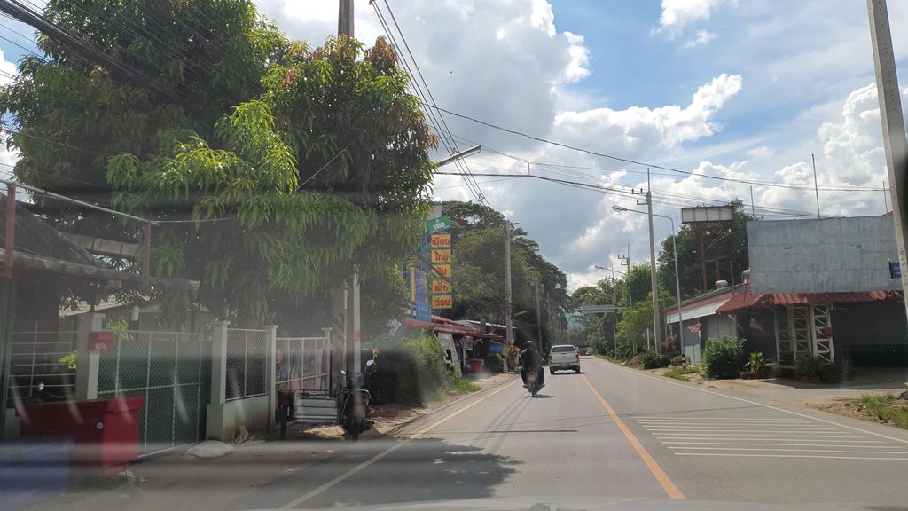 ภาพถนนตรงที่ ร้านบ้านแม่ at Maewang ตั้งอยู่ ถ่ายโดย jrcarlsen พ.ศ. 2564 (2021) · A street-level view of where ร้านบ้านแม่ at Maewang stands, by jrcarlsen in 2564 (2021)
