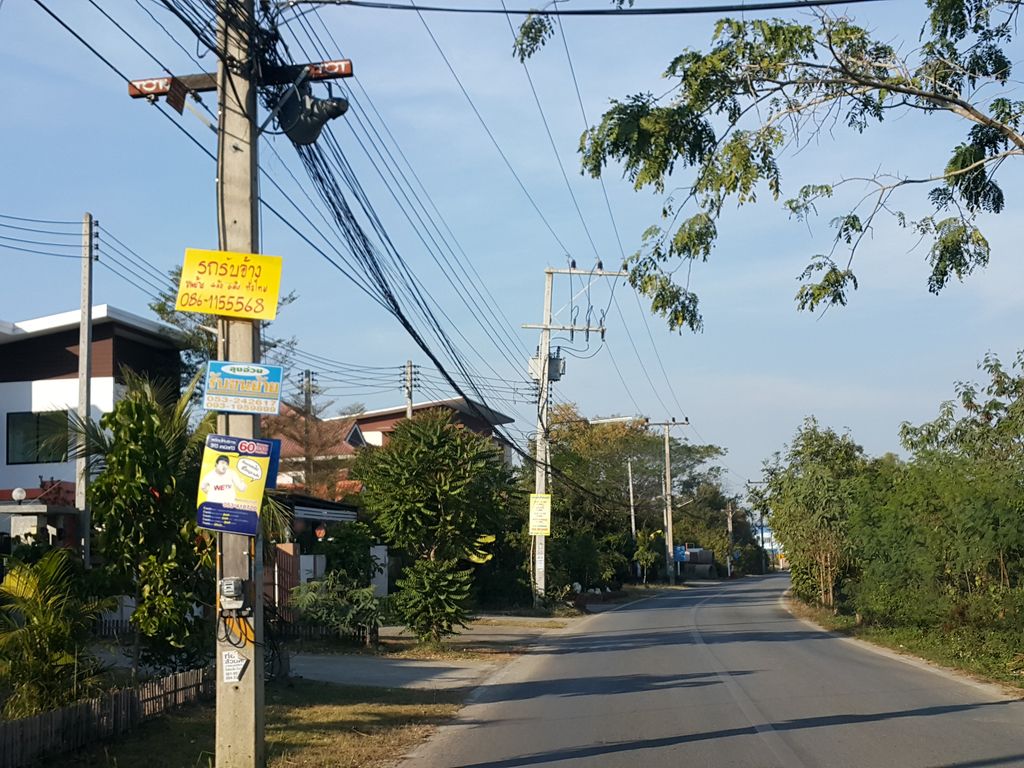 ภาพถนนตรงที่ ร้านโจ็กหมูเห็ดหอม ห๊อม หอม กินร้านนี้แหละ โจ๊กป้าภัค ตั้งอยู่ ถ่ายโดย jrcarlsen พ.ศ. 2559 (2016) · A street-level view of where ร้านโจ็กหมูเห็ดหอม ห๊อม หอม กินร้านนี้แหละ โจ๊กป้าภัค · Ran Choka Mu Hethom Hom Hom Kin Ran Ni Lae Chokpaphak stands, by jrcarlsen in 2559 (2016)