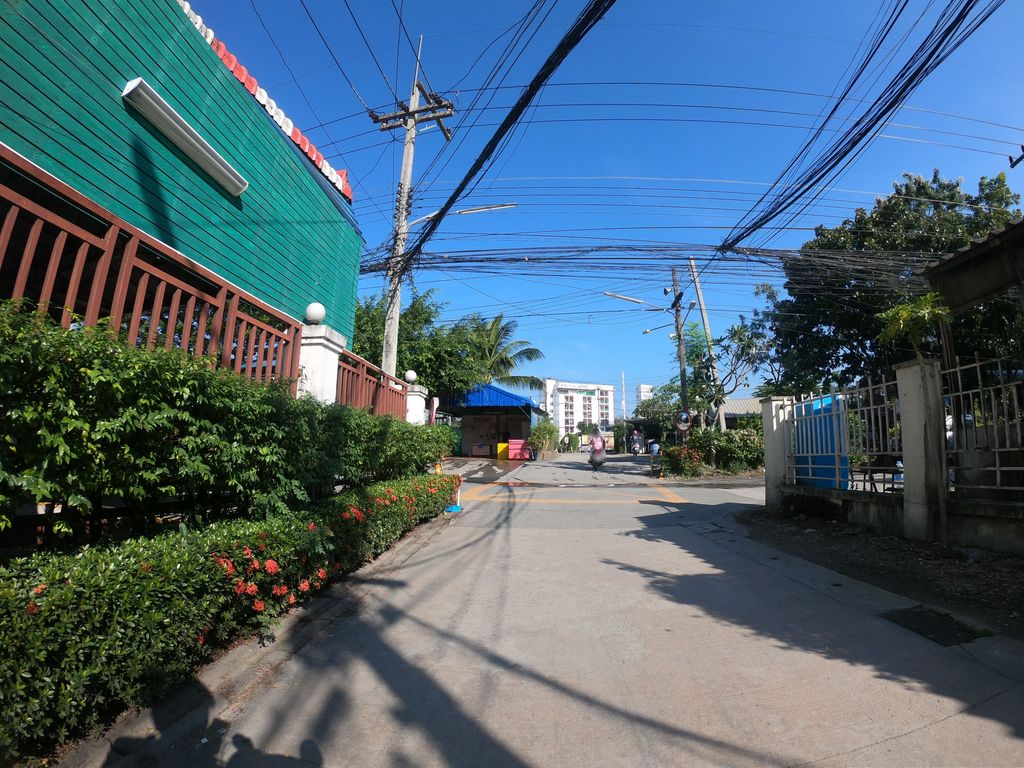 ภาพถนนตรงที่ ผึ้งน้อยเบเกอรี่ สาขาทีทีการ์เด้น อุตรดิตถ์ ตั้งอยู่ ถ่ายโดย chanuwath_grab พ.ศ. 2562 (2019) · A street-level view of where ผึ้งน้อยเบเกอรี่ สาขาทีทีการ์เด้น อุตรดิตถ์ · Phuengnoi Bakery Sakha Thithikaden Utradit stands, by chanuwath_grab in 2562 (2019)