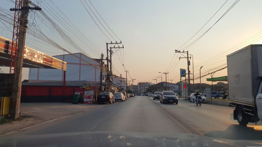 ภาพถนนตรงที่ BaanBaan Chicken ตั้งอยู่ ถ่ายโดย jrcarlsen พ.ศ. 2566 (2023) · A street-level view of where BaanBaan Chicken stands, by jrcarlsen in 2566 (2023)
