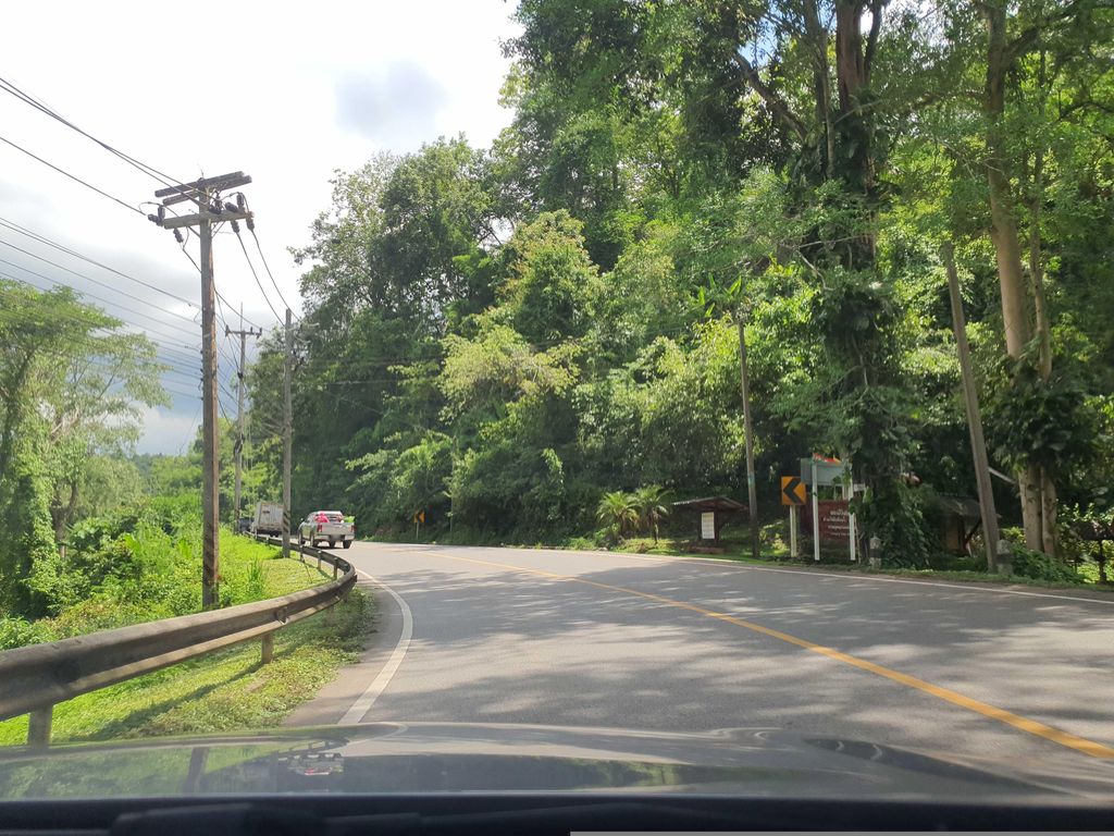 ภาพถนนตรงที่ หน่วยพิทักษ์อุทยานศรีลานนาที่ ศล. 6 ตั้งอยู่ ถ่ายโดย jrcarlsen พ.ศ. 2566 (2023) · A street-level view of where หน่วยพิทักษ์อุทยานศรีลานนาที่ ศล. 6 · Nuai Phithak Utthayan Silanna Thi Son. 6 stands, by jrcarlsen in 2566 (2023)