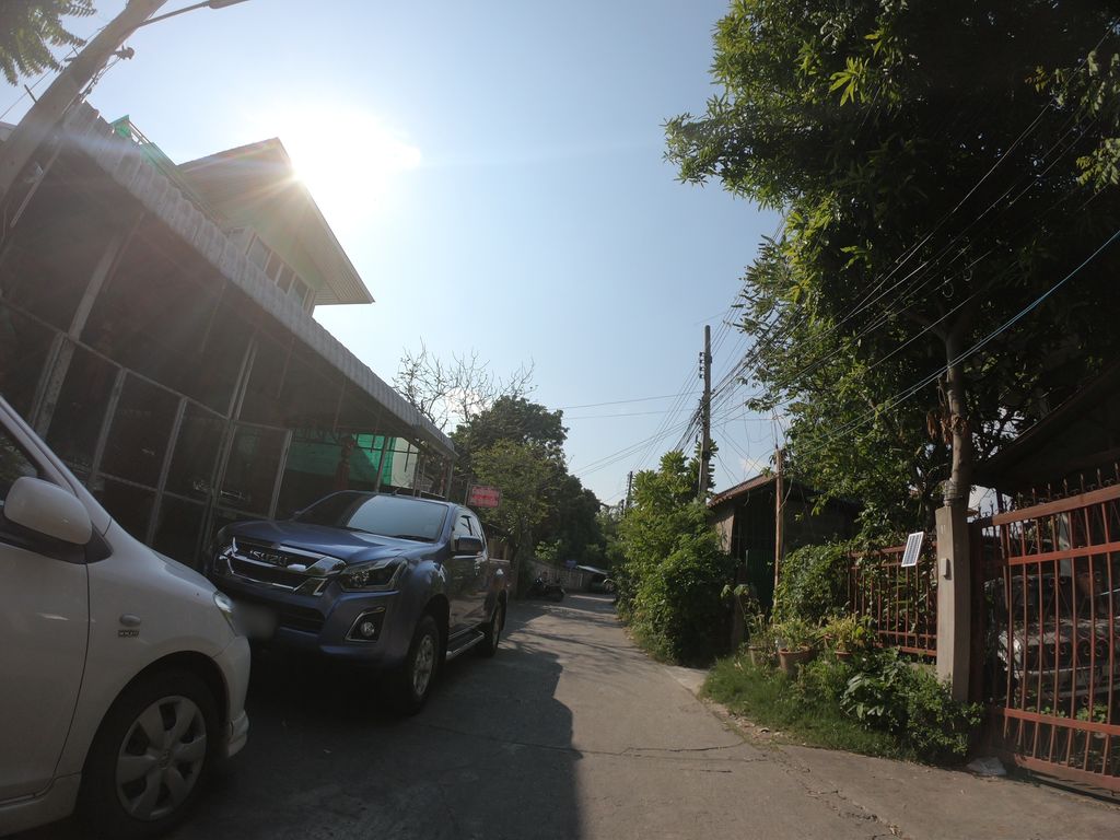 ภาพถนนตรงที่ ร้านจันทร์หอม ตั้งอยู่ ถ่ายโดย chanuwath_grab พ.ศ. 2562 (2019) · A street-level view of where ร้านจันทร์หอม · Ran Chan Hom stands, by chanuwath_grab in 2562 (2019)