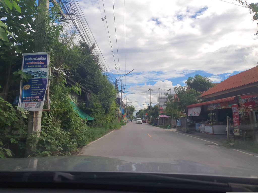 ภาพถนนตรงที่ The IS, Mae Jo, Chiang Mai ห้องพักรายเดือน ตั้งอยู่ ถ่ายโดย jrcarlsen พ.ศ. 2566 (2023) · A street-level view of where The IS, Mae Jo, Chiang Mai ห้องพักรายเดือน stands, by jrcarlsen in 2566 (2023)
